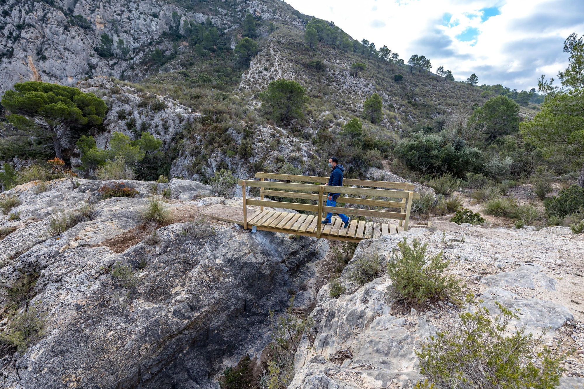 Una pasarela de madera de 212 metros anclada en la pared recorre la profunda garganta junto al antiguo pantano de Relleu