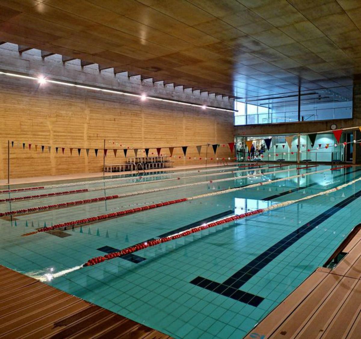 En la fotografía superior recinto de la piscina climatizada reabierto tras siete años de inactividad. En la imagen inferior un vecino llena una garrafa en una planta potabilizadora por el problema de la contaminación del agua en Toro.