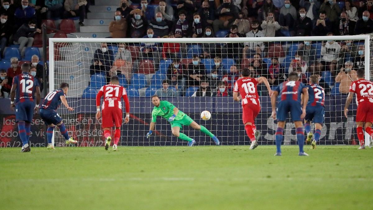 Bardhi anotando el primer penalti a Oblak