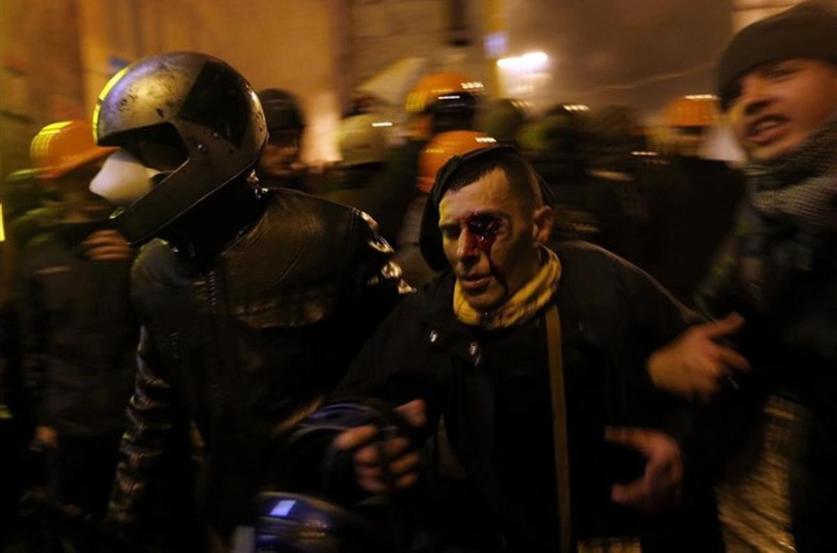 Un manifestante herido durante los enfrentamientos con la policía antidisturbios en la Plaza de la Independencia en Kiev .