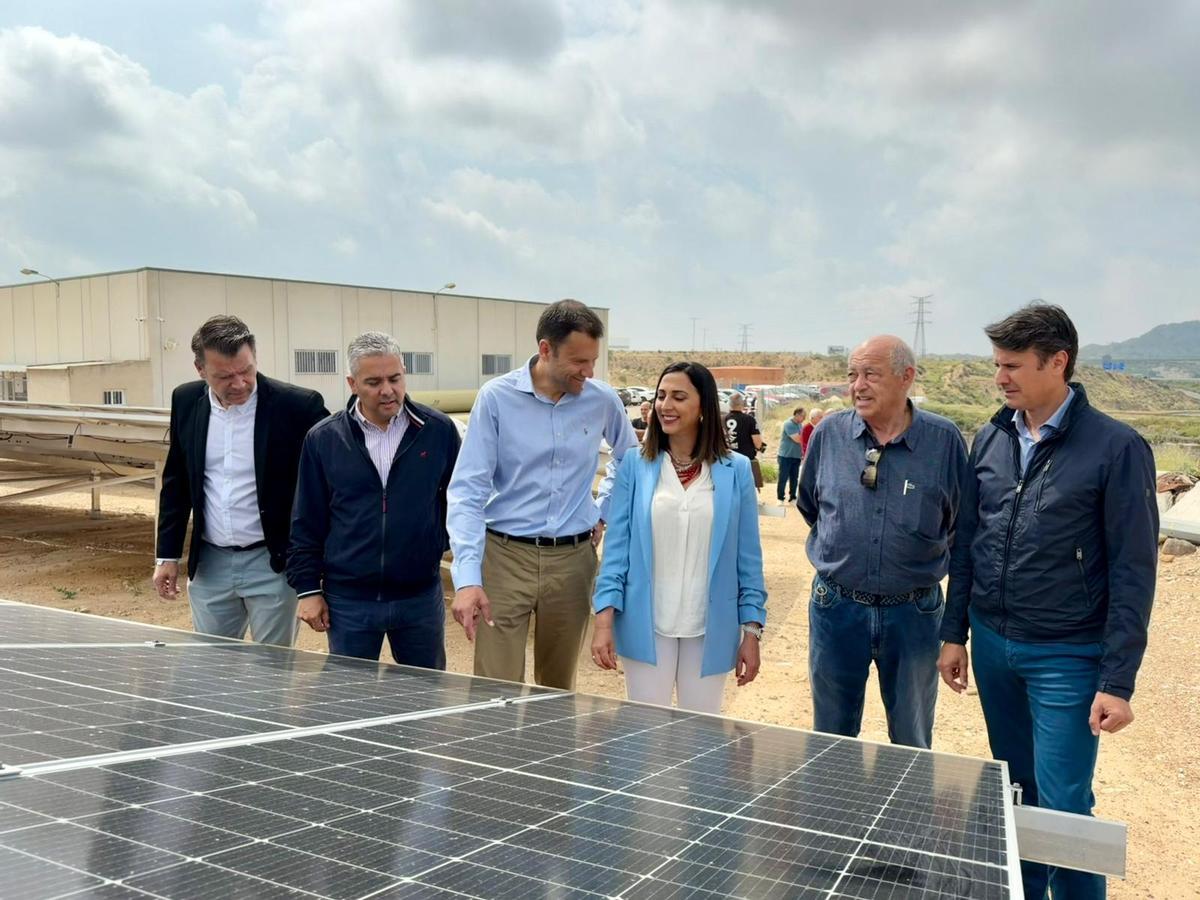 Sara Rubira, junto al alcalde de Molina de Segura y representantes de la Comunidad de Regantes de Campotejar, durante la visita a las nuevas instalaciones fotovoltaicas.