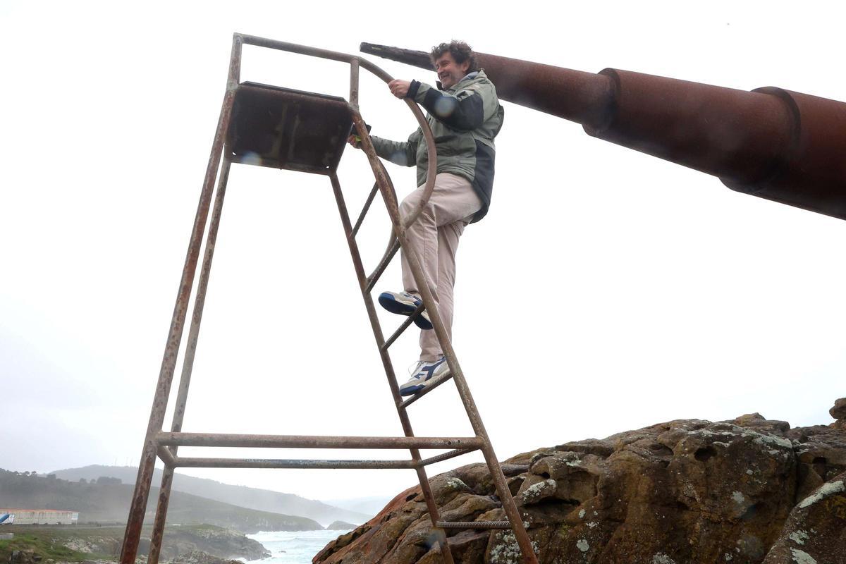 Enrique Saavedra, autor del 'mirón' gigante que divisa el Atlántico desde Arteixo