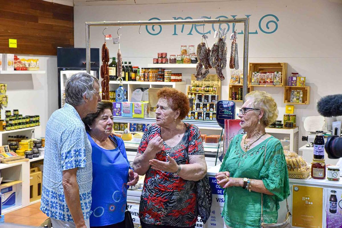 El presentador junto a tres conocidas vecinas.