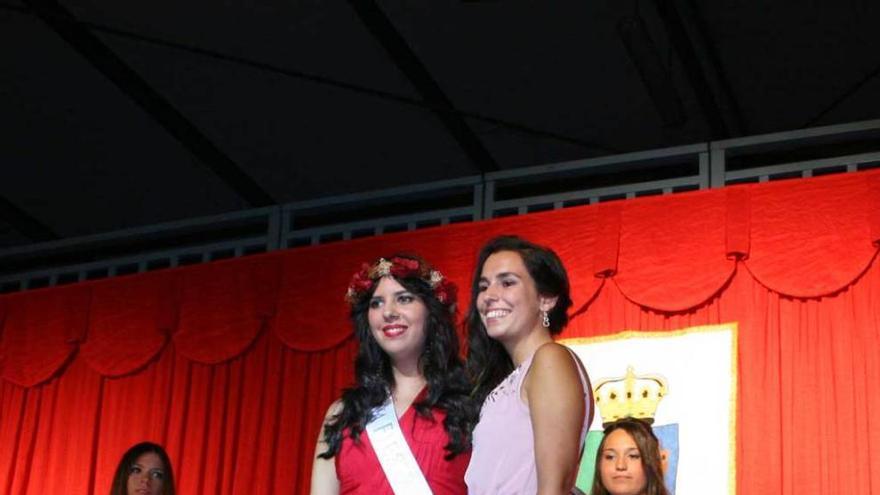 nuevo reinado. La reina saliente (de rojo), Pilar Ruth Labbé, posa junto a la reina de este año, Sara Castro. A la izquierda, el presidente de Sofinavia, Pablo Alonso, junto al pregonero, Joaquín Gonzalo Infanzón.