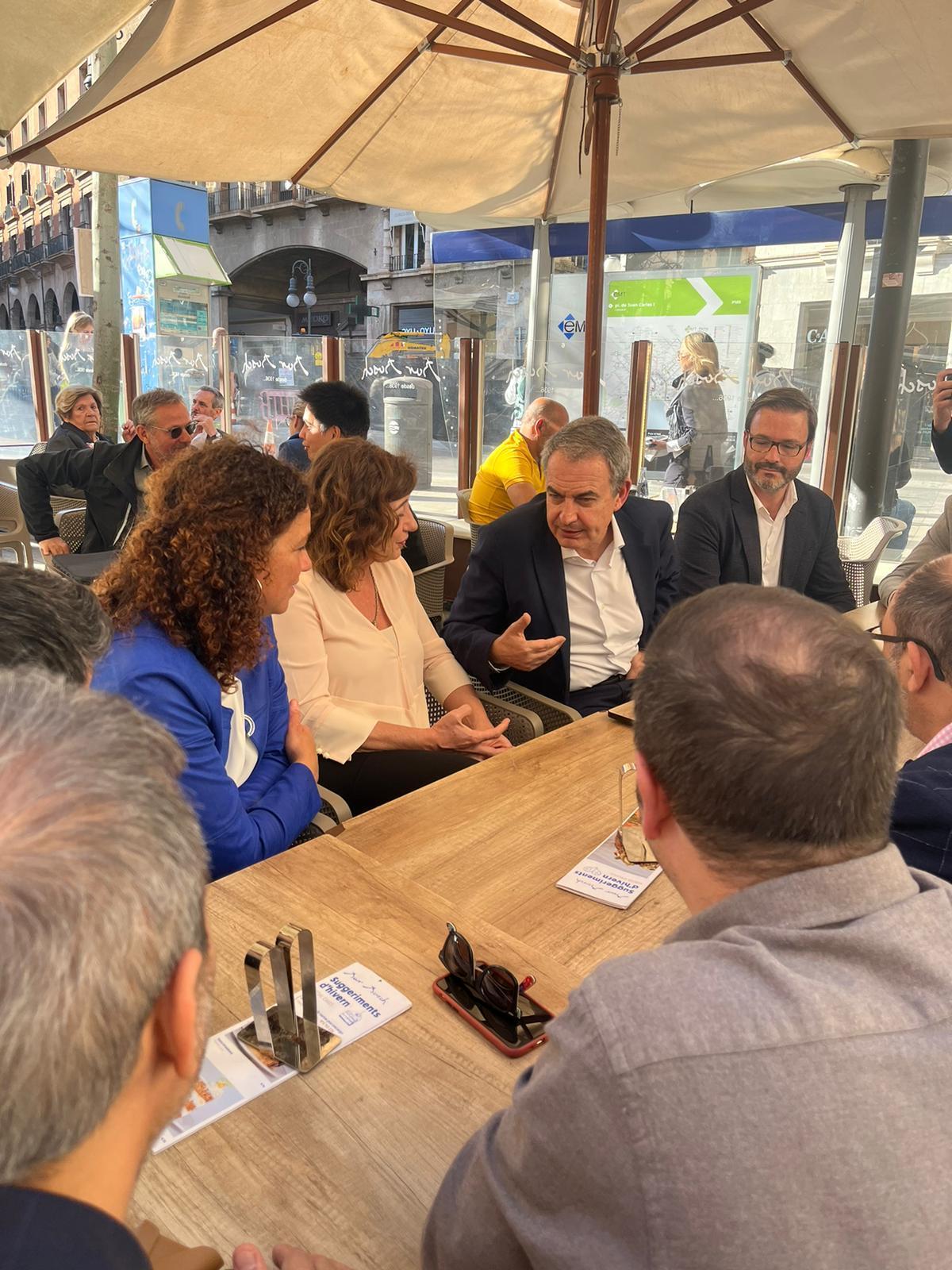 Zapatero en Mallorca: Las fotos del expresidente del Gobierno con Francina Armengol en el Bar Bosch de Palma Zapatero en Mallorca: Las fotos del expresidente del Gobierno con Francina Armengol en el Bar Bosch de Palma