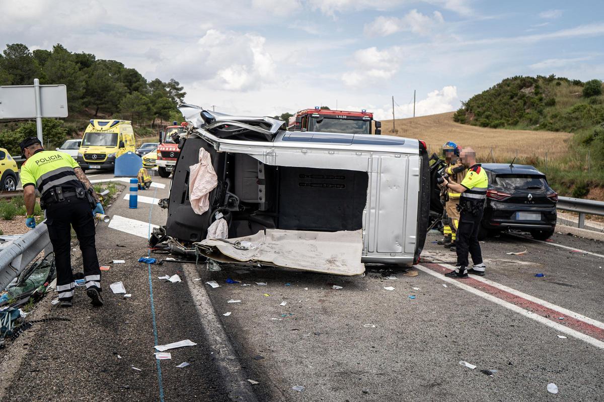 Mueren tres personas en un accidente de tráfico en Castellfollit.