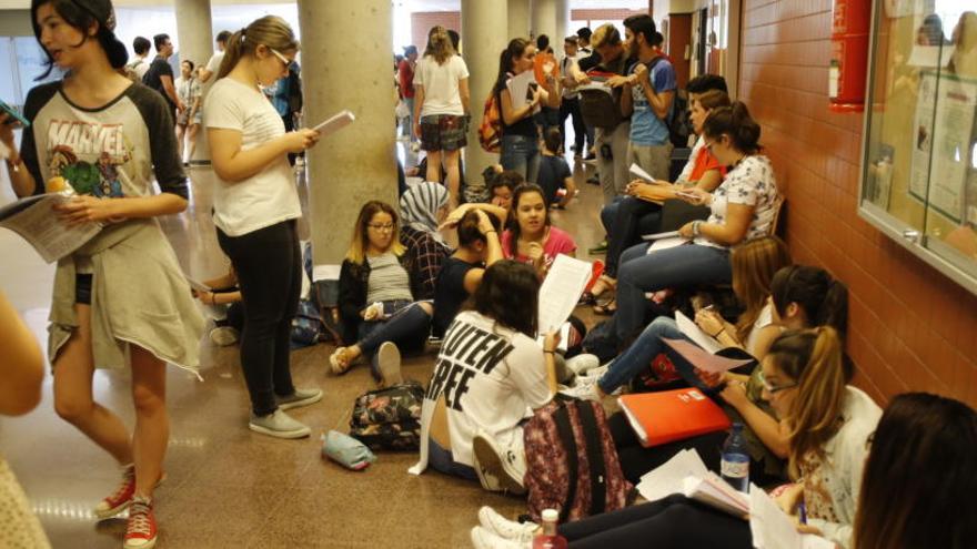 Estudiantes a las puertas de hacer el último examen de Selectividad