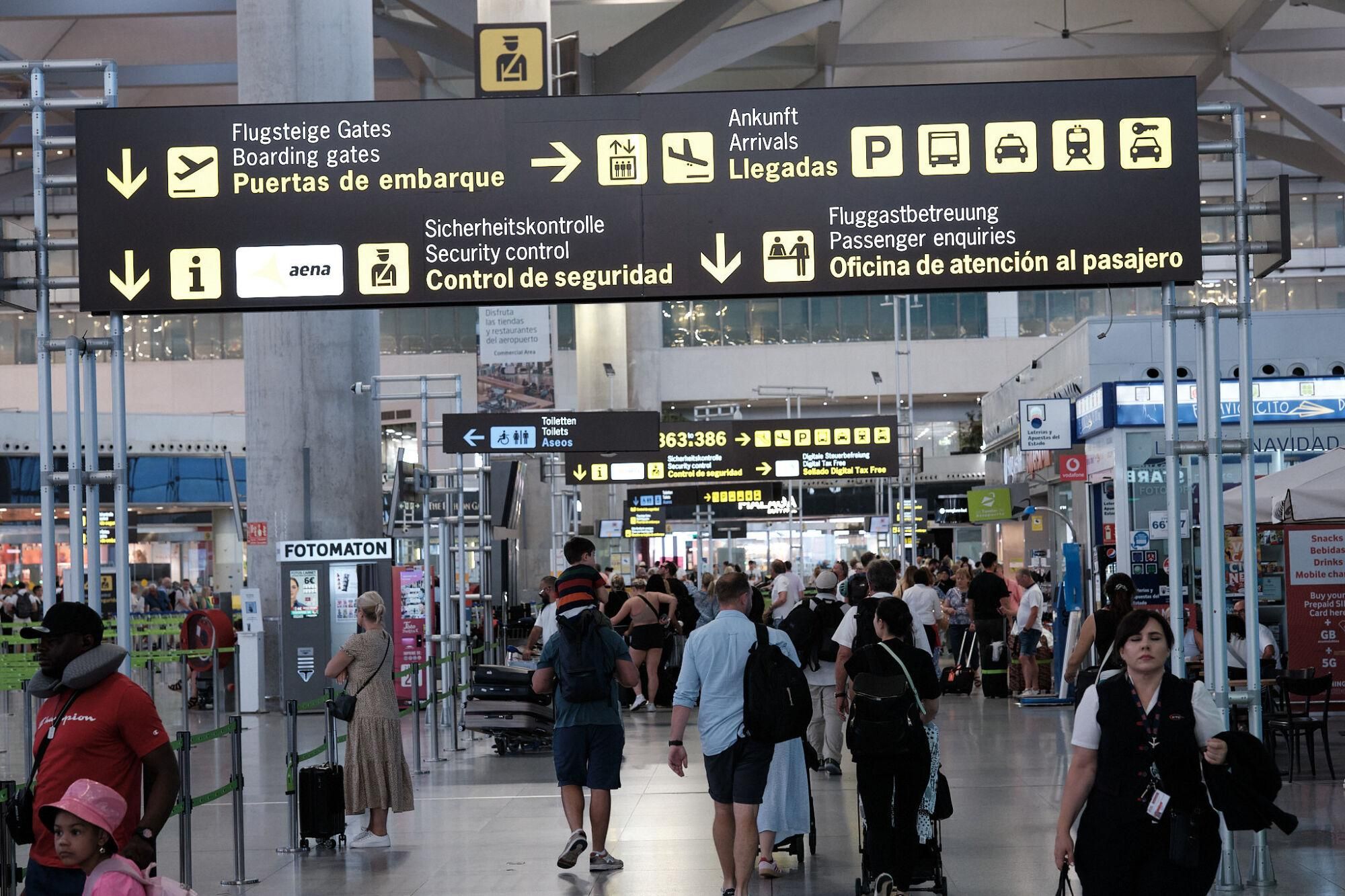 Máxima actividad en el aeropuerto en el comienzo de las vacaciones