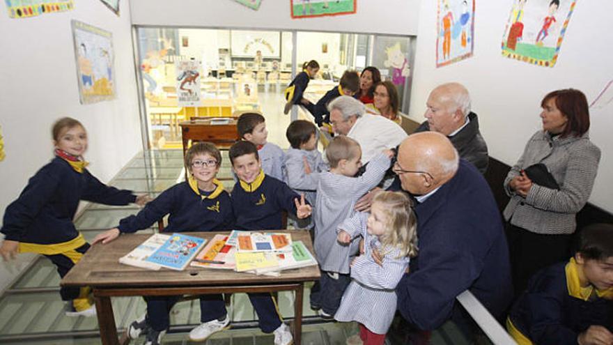 Alumnes i exestudiants al col·legi, ahir al matí.