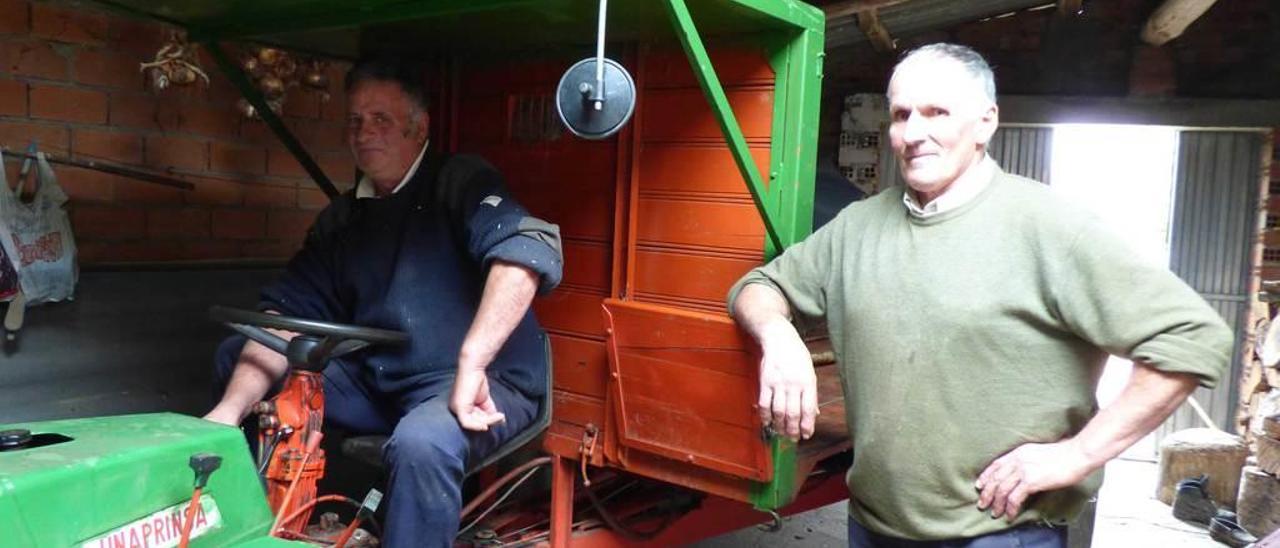 Paco y Manuel Gayo, con su tractor.