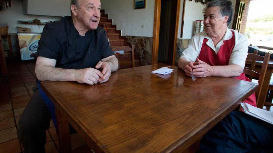 Silverio Menéndez y Margarita Costales, &quot;Margot&quot;, ayer, en plena conversación en su restaurante.