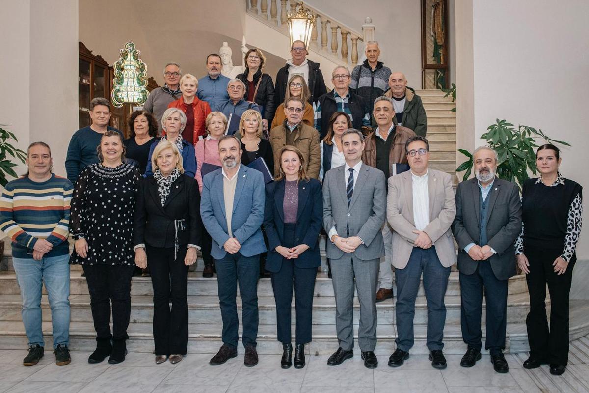 Los jubilados municipales homenajeados con la alcaldesa de Castelló y concejales de la corporación.