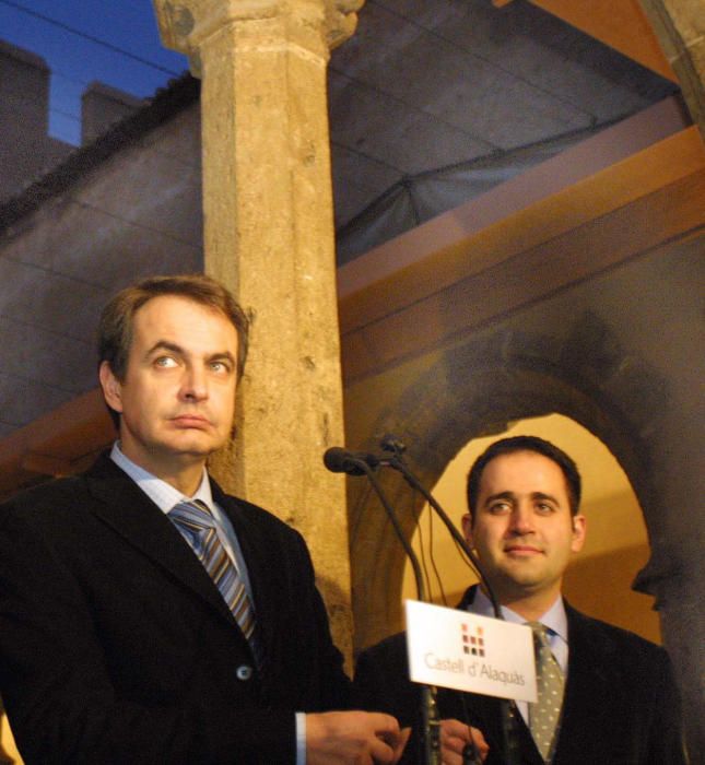 José Luis Rodríguez Zapatero, antes del ser presidente, en el Castell de Alaquàs, junto al que era el alcalde Jorge Alarte