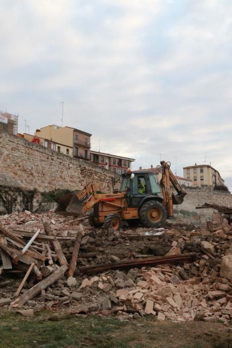 Derribo en la Feria para liberar la muralla.