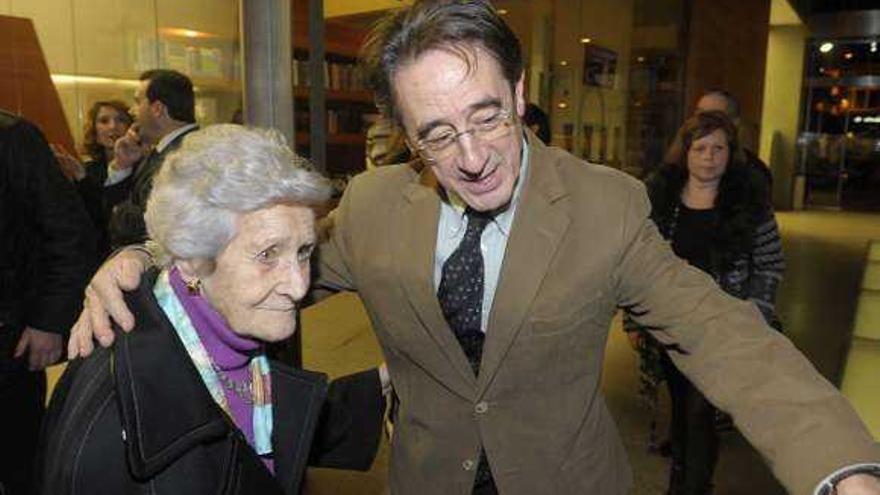 Carmen Arias, con uno de sus hijos, el arquitecto Xosé Díaz. // V. E