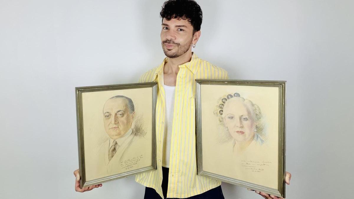 José Ramón González junto a las obras halladas en el Rastro.