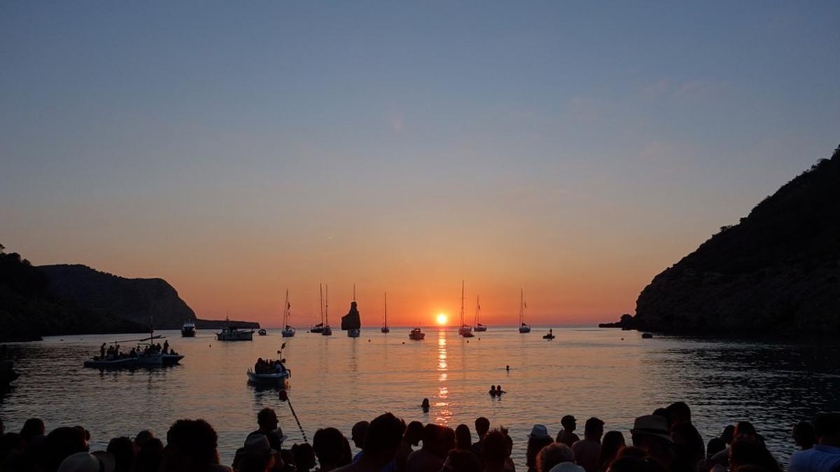 Puesta de sol en la cala Benirràs, en Eivissa.