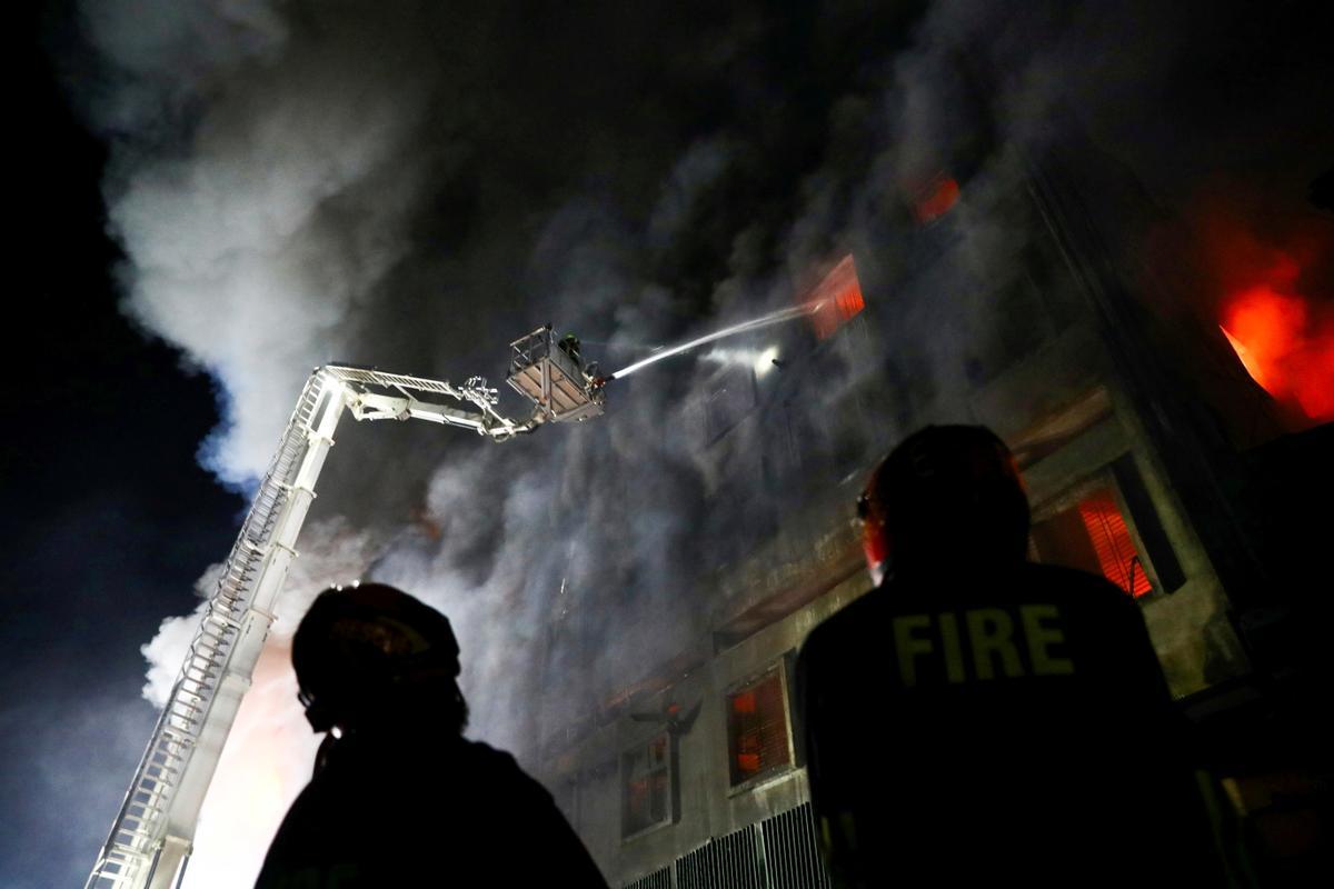 Al menos 52 muertos en el incendio de una fábrica de alimentos cerca de la capital de Bangladesh, Dacca.