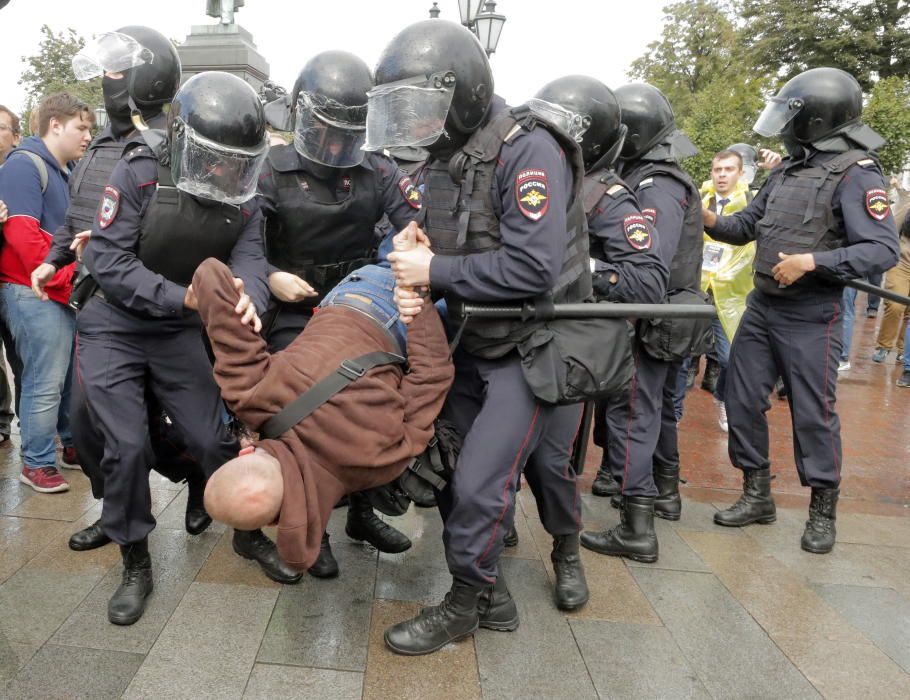 Cientos de detenidos en una protesta en Moscú.