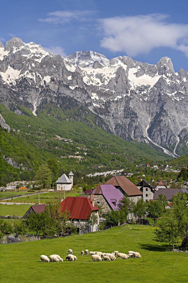 Tranquilo pueblo de Albania