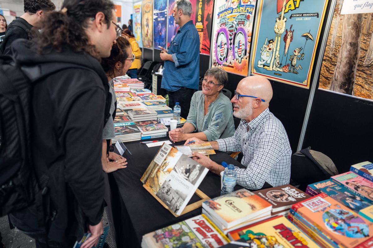 El dibujante Étienne Davodeau y, su mujer, Françoise Roy, protagonistas de 'Allí donde vas', firmando en el Cómic Barcelona.