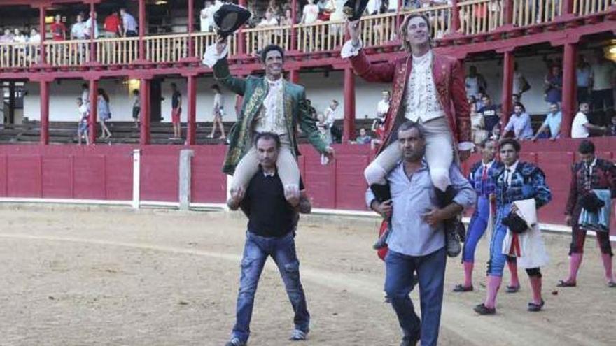 A la izquierda, los rejoneadores Rui Fernandes y Paulo Jorge Santos salen a hombros. A la derecha, arriba, los forcados en plena acción. Y a la derecha, Rui Fernandes en uno de los lances.