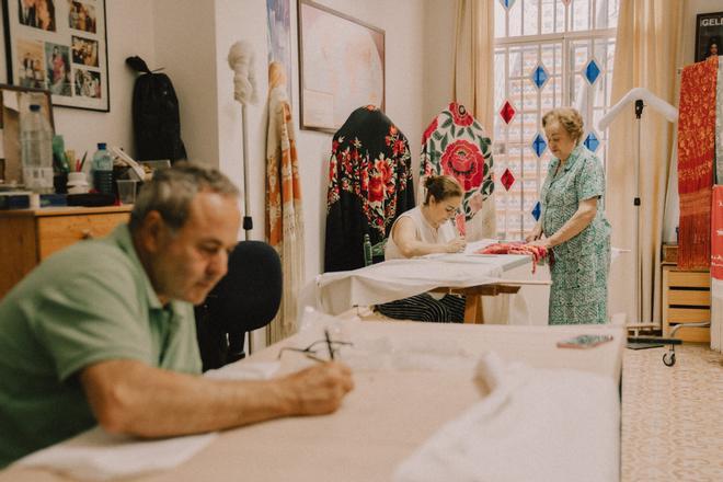 Así es el taller de un Tesoro Viviente de la artesanía: el de mantones de Manila de Ángeles Espinar