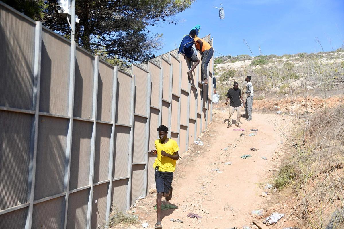 Lampedusa, colapsa tras la llegada de 6.000 inmigrantes en 24 horas