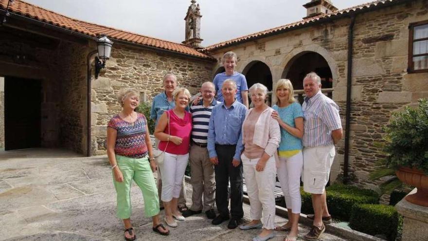 Los peregrinos irlandeses, ayer, a su llegada al Pazo de Bendoiro, donde pasaron la noche.