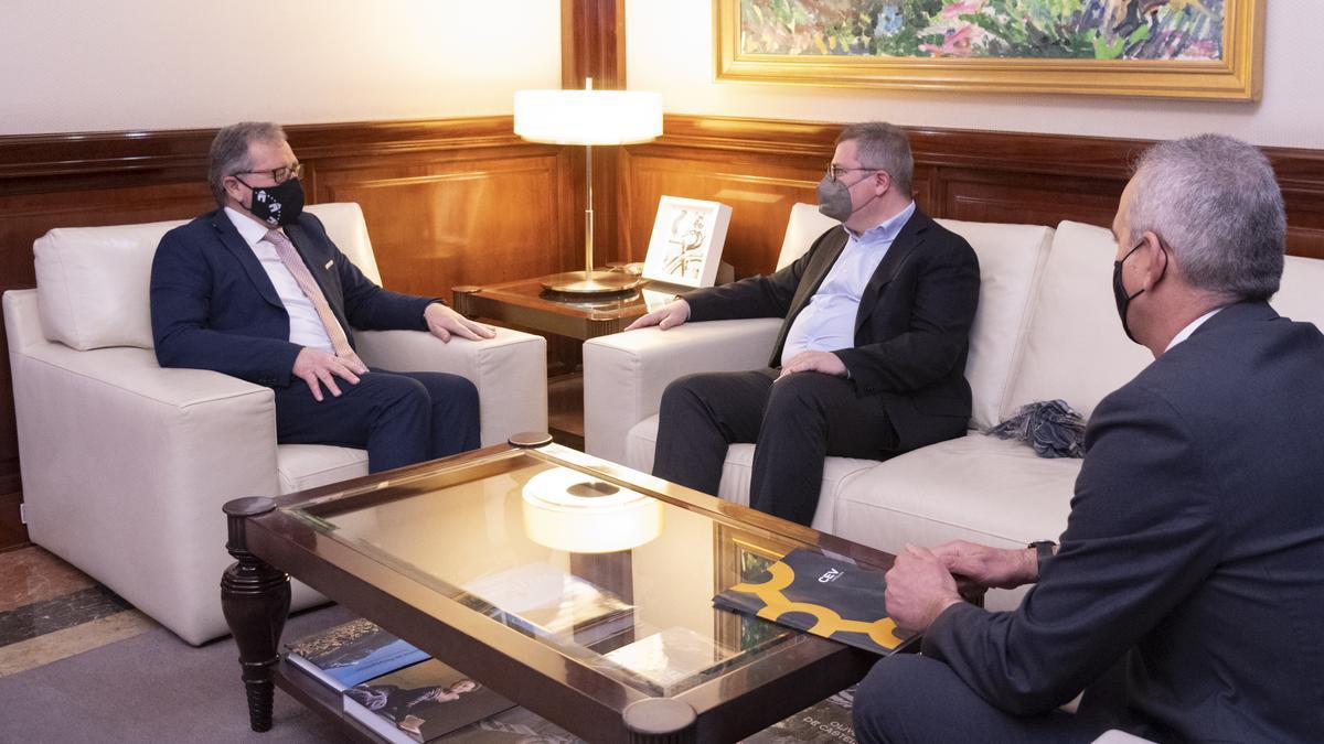 El presidente de la Diputación recibió al presidente de CEV Castellón, Luis Martí, y al secretario general de la patronal.