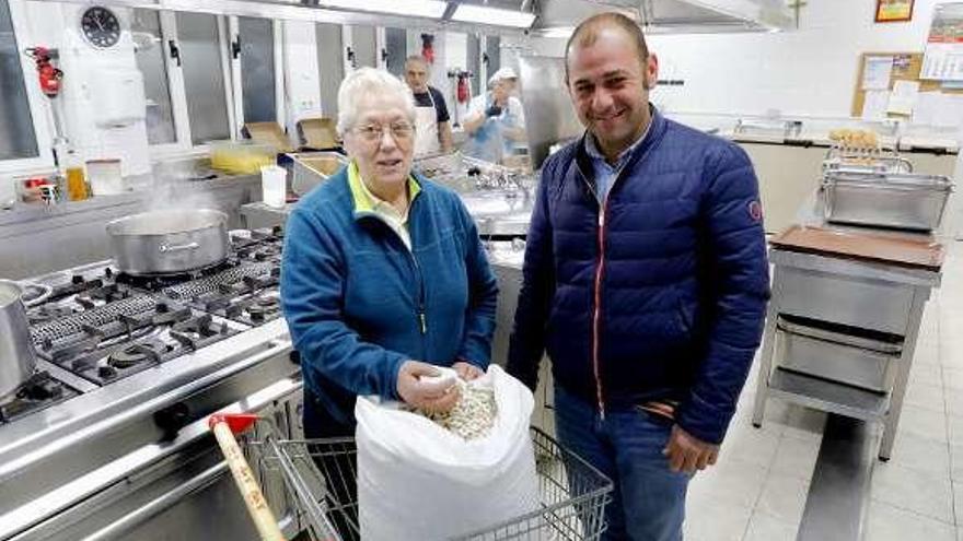 Donación de fabes a la Cocina Económica