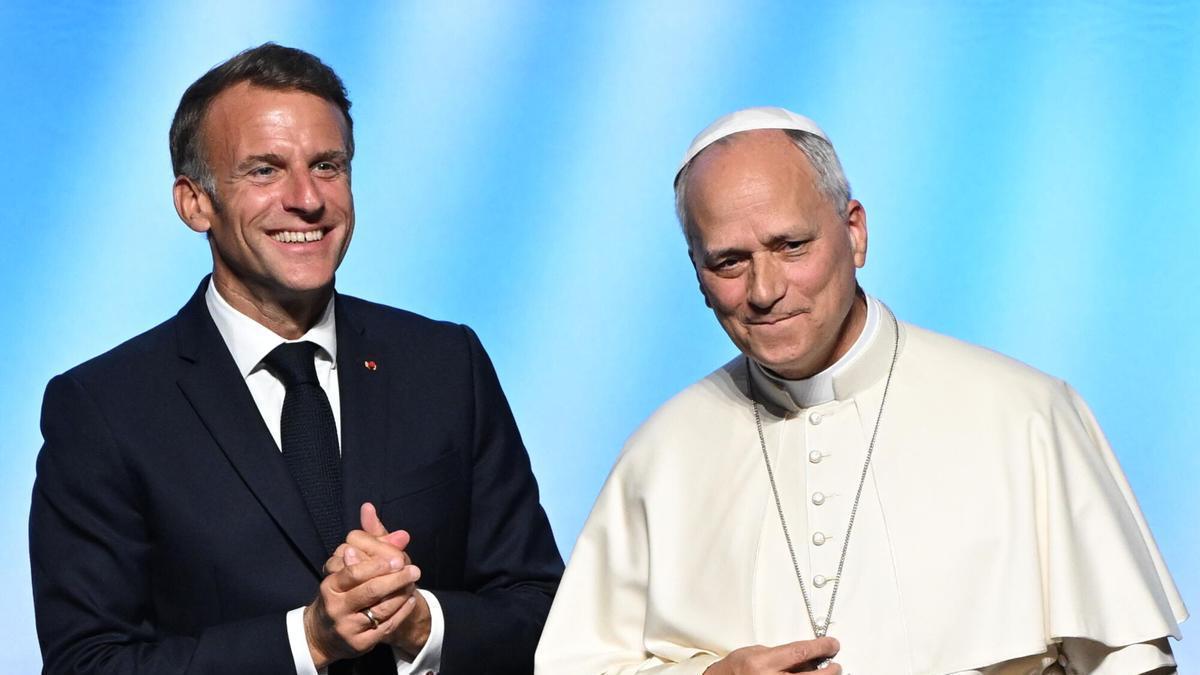 El presidente francés, Emmanuel Macron, y el papa León XIV, este lunes durante el acto sobre las raíces de Europa en Metz, en la última etapa de la visita del Pontífice a Francia.