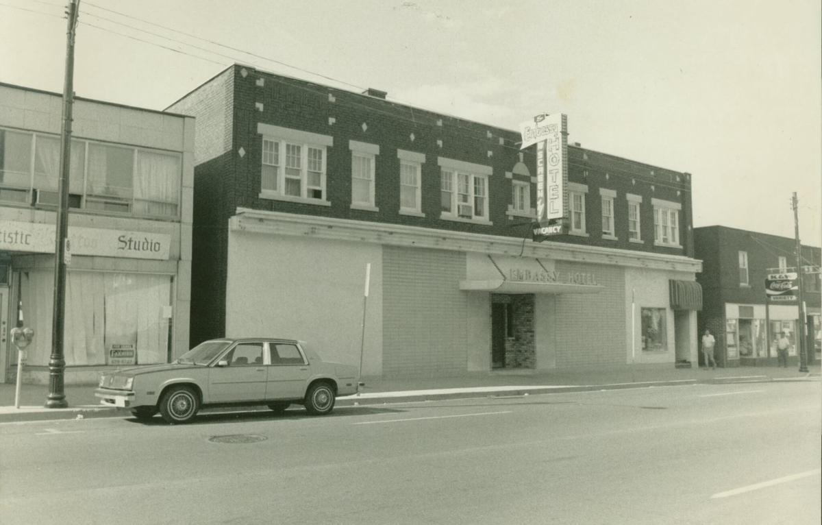 Fachada del extinto Hotel Embassy, donde Richey Edwards fue visto por última vez. 