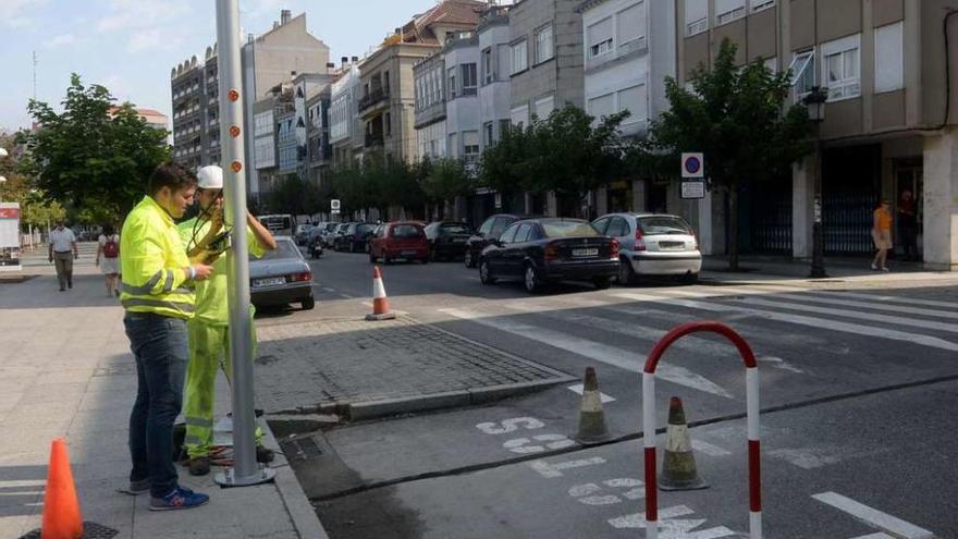 Operarios municipales durante los trabajos de instalación de las farolas inteligentes. // Noé Parga