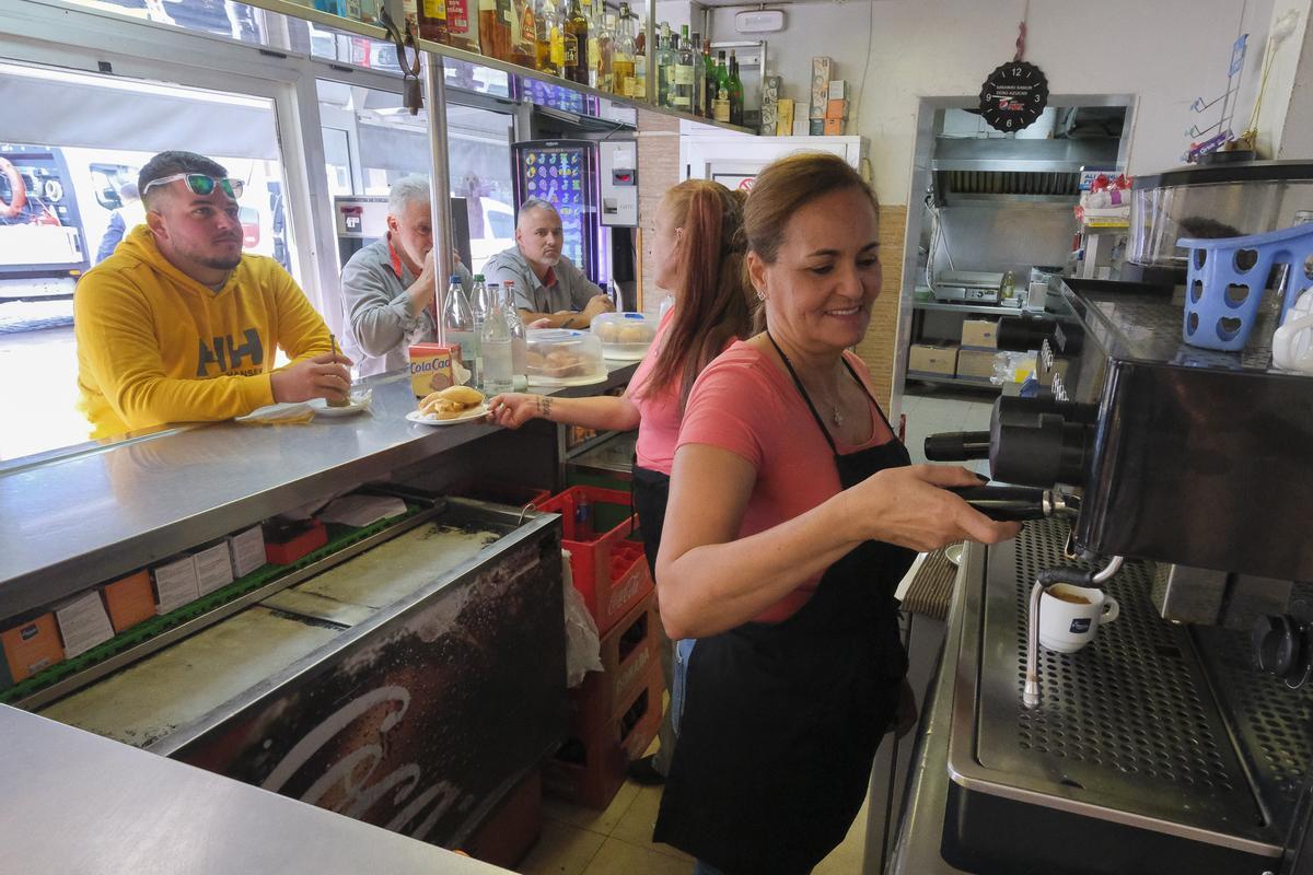 La cafetería de Cepsa en el Puerto de Las Palmas, a primera hora, antes de que se llene de trabajadores del recinto.