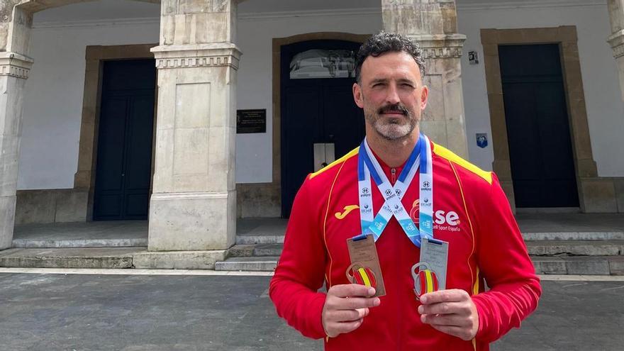 Diego Álvarez, con las medallas obtenidas en el Campeonato del Mundo de Kettlebell, en la Plaza del Ayuntamiento de Pola de Siero..