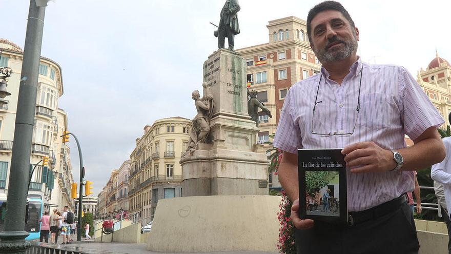 Juan Manuel Jiménez, con su novela esta semana, delante de la estatua del II marqués de Larios.