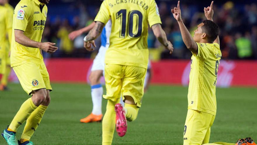 Bacca celebrando su gol.