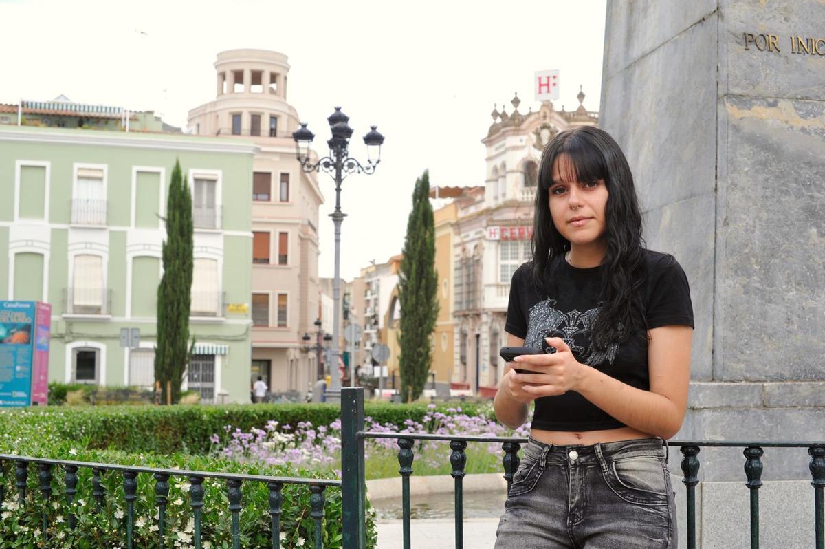 Candela Bermejo posa para el periódico en la plaza de Cervantes.