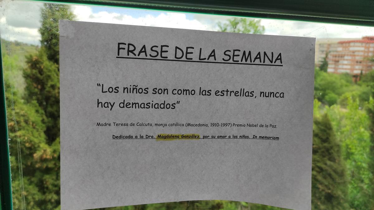 El cartel colgado de la ventana más cercana a la que era su consulta.