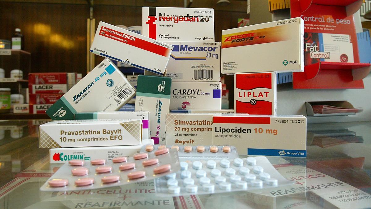 Medicamentos que contienen diferentes tipos de estatina, usados para tratamientos contra el colesterol.