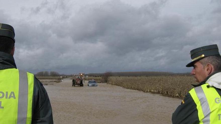 Una calle de Bercianos inundada de agua.