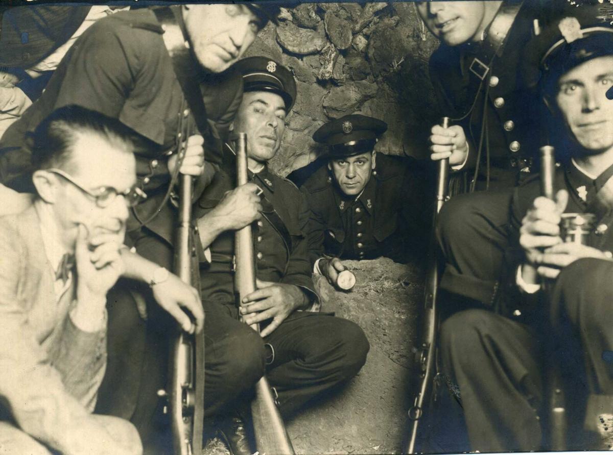 Muñoz Serrano, en el centro, durante la investigación del atraco al tranvía en 1934
