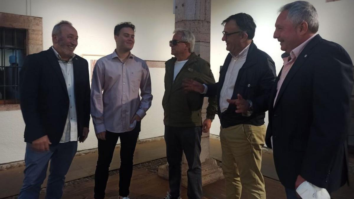 Por la izquierda, Manolo Fernández, Pablo Rodríguez, Plácido Fernández, José Antonio Álvarez y Elías Fernández, directiva de Amigos de Grado. | S. A.