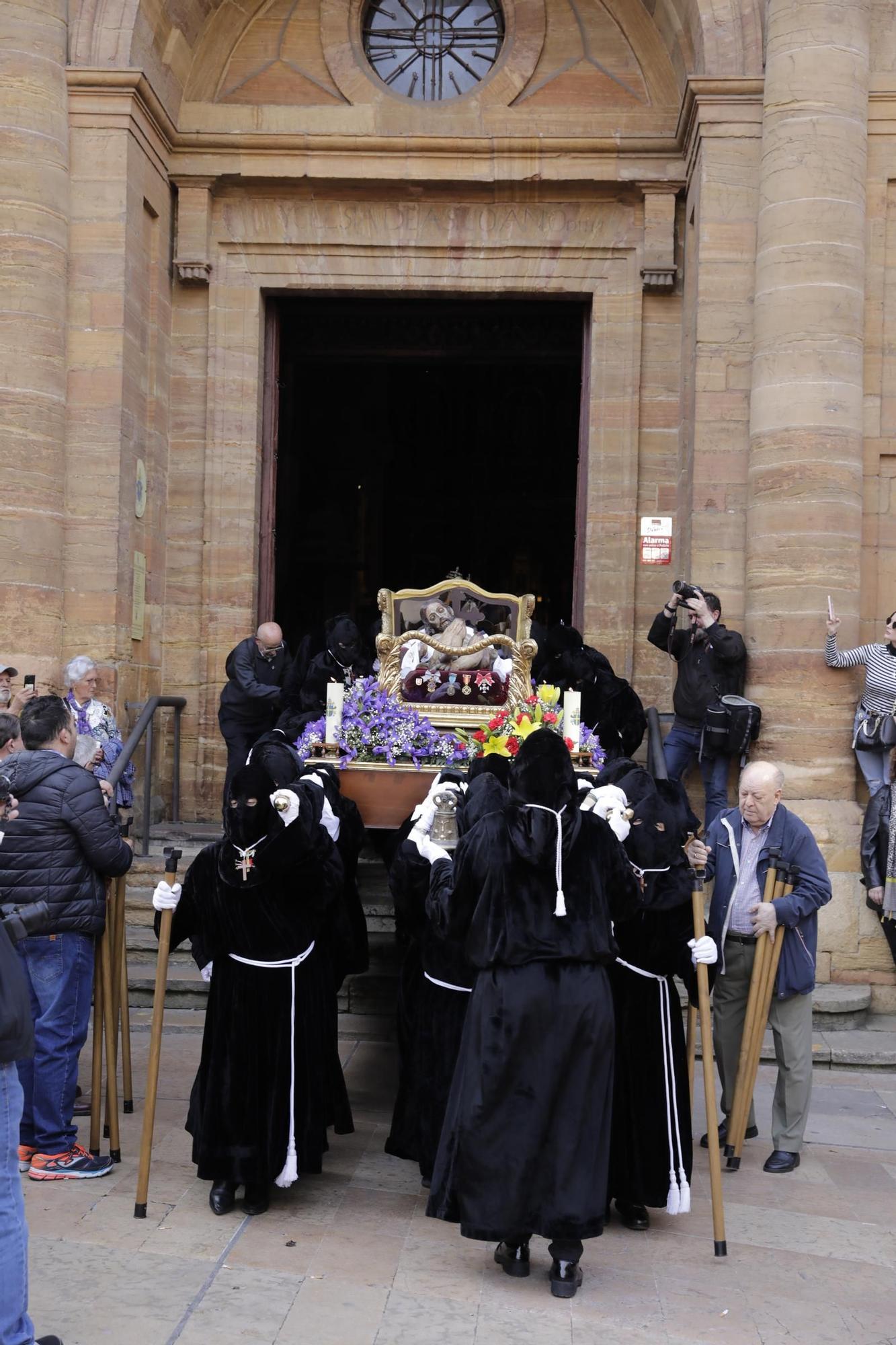 La procesión intergeneracional del Santo Entierro emociona Oviedo