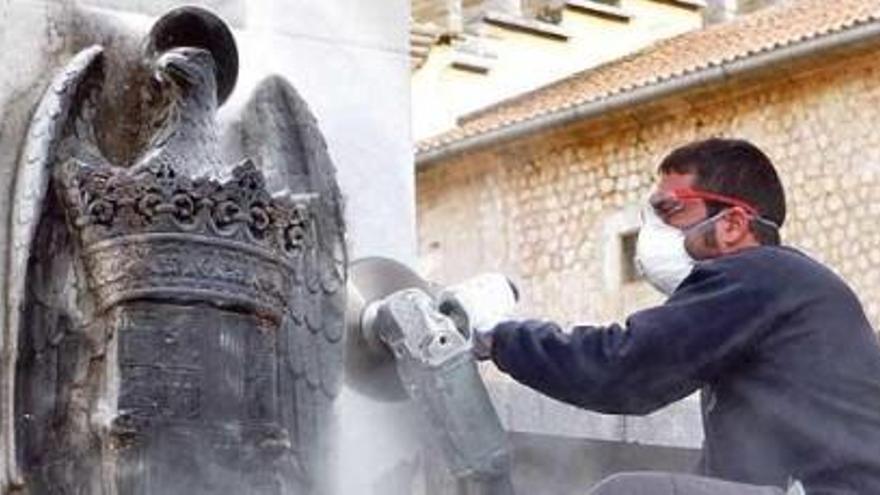 Ein Arbeiter legt Hand an dem Monument auf der Plaça d&#039;Espanya an.