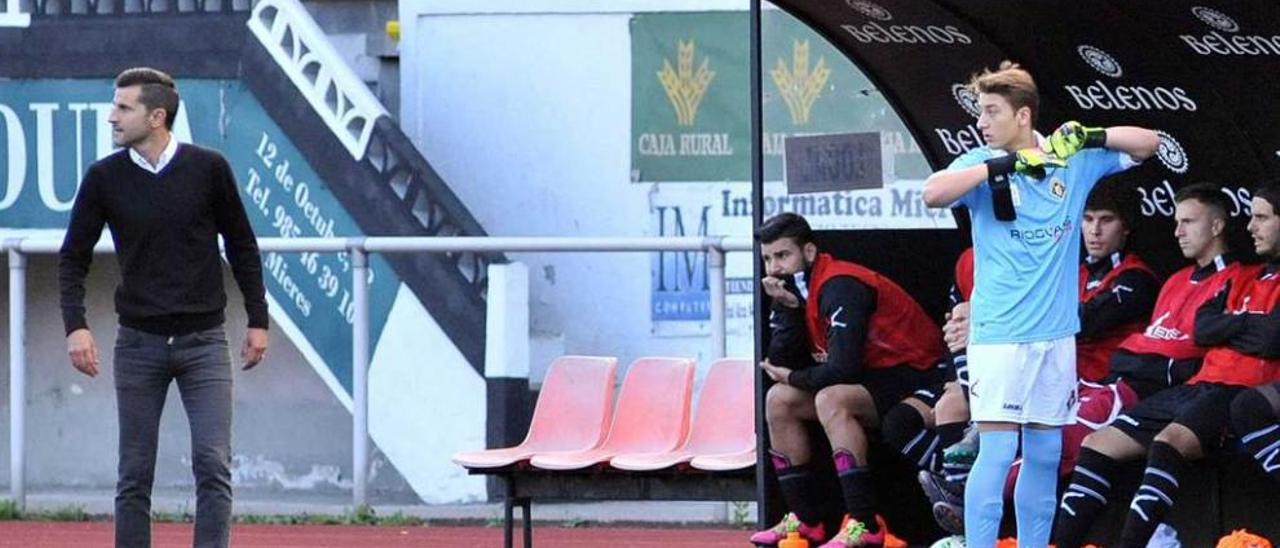 Rubén Díaz se prepara para saltar al terreno de juego tras la expulsión de Bussman.