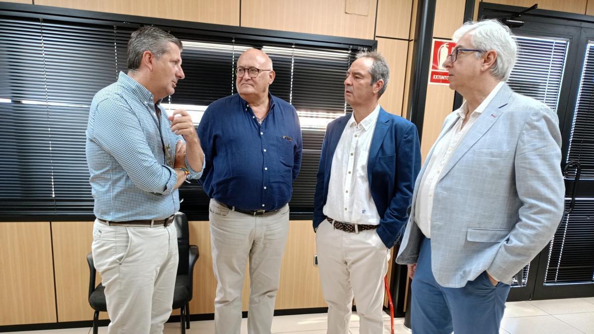 Autoridades y empresarios durante la visita a la Electro Harinera de La Rambla.