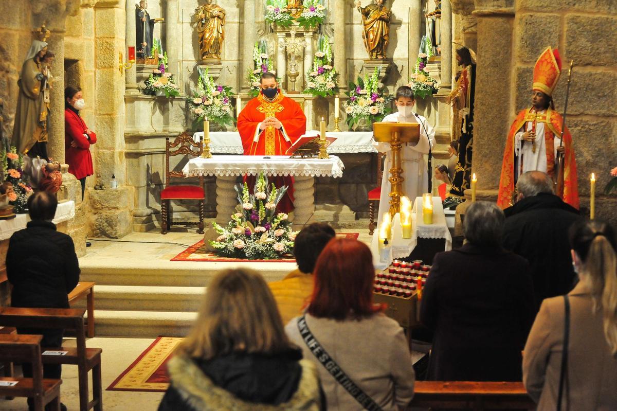 Juan Ventura, durante una misa en Simes (Meaño).