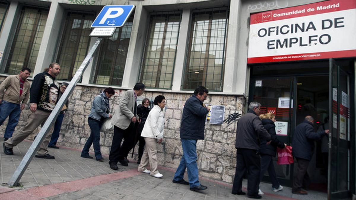 Colas de parados frente a una oficina de empleo, en Madrid.